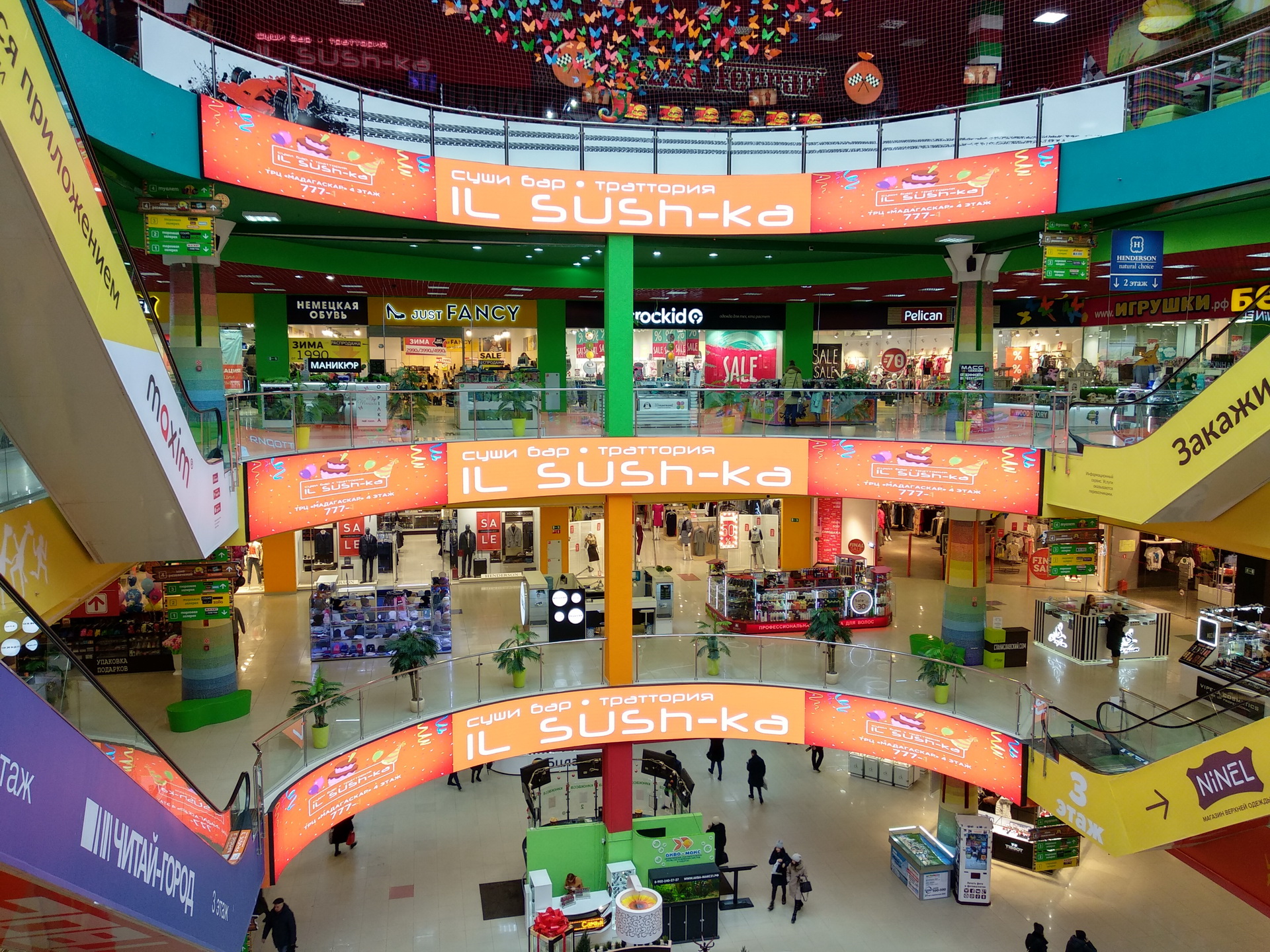 Панорамные экраны в атриуме